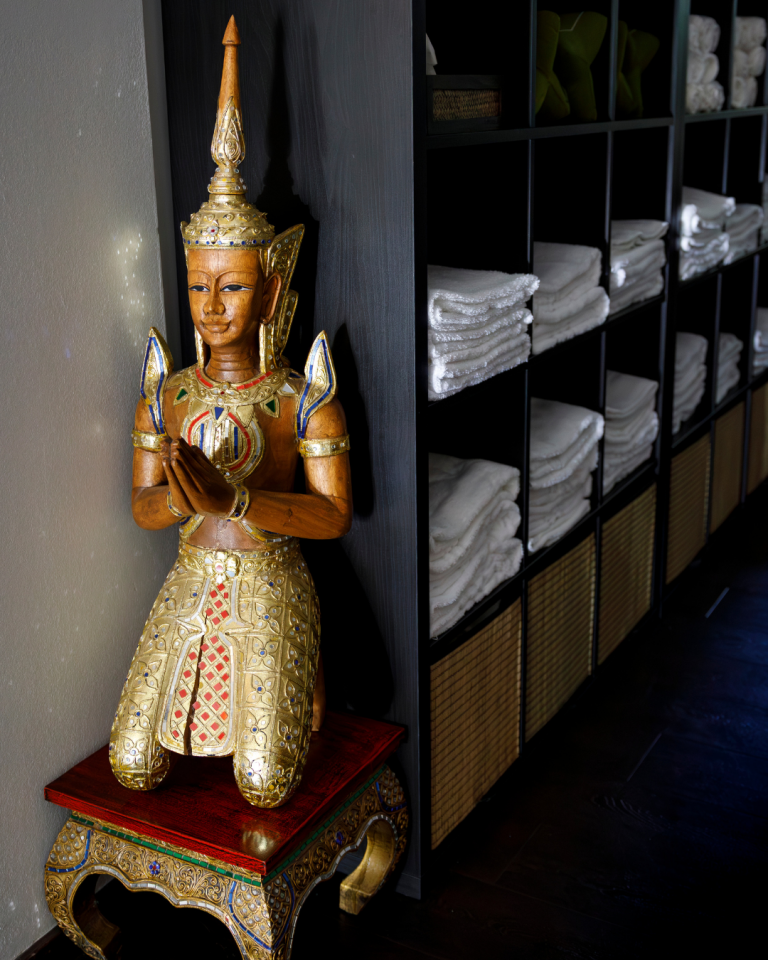 Thaimassage am Wolfstor Esslingen Regal mit Handtüchern und Buddha